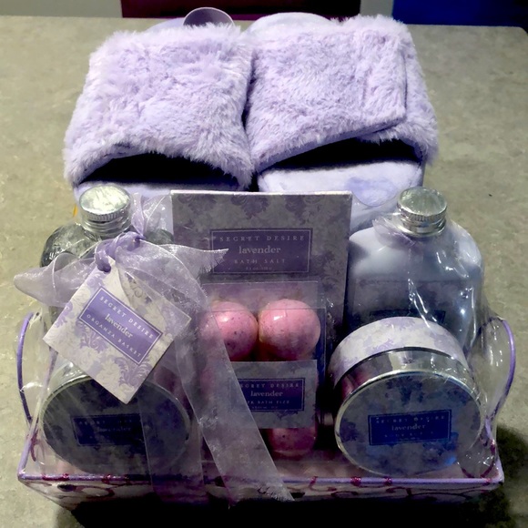 Lavender Bath set and matching slippers - Picture 1 of 11